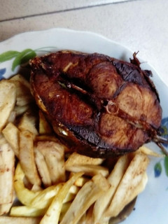A picture of Yam chips and fried fish.