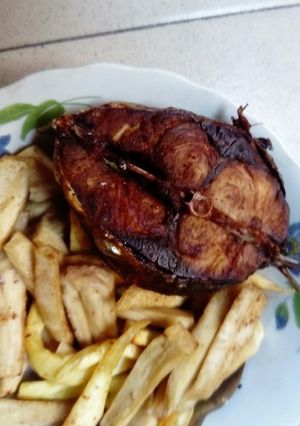 A picture of Yam chips and fried fish.