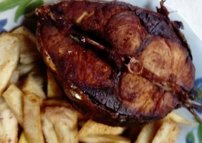 Yam chips and fried fish