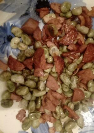 Una foto de Habas con lomo y mortadela halal en ensalada
