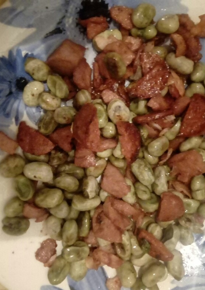 Una foto de Habas con lomo y mortadela halal en ensalada