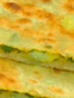 A picture of Aloo Palak Paratha.