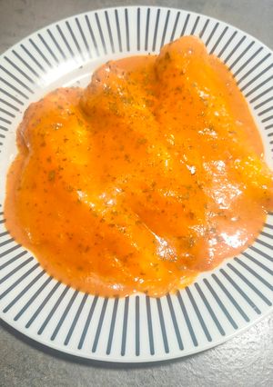 Una foto de Filetes de merluza en salsa de pimientos de piquillo