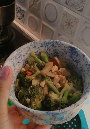 Foto resep Tumis brokoli dengan ayam cincang dan bakso