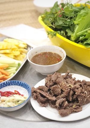 Hình của món Nghé hấp bia cuốn rau cải.