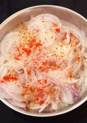 ઓનિયન લચ્છા સલાડ (Onion Lachha Salad Recipe In Gujarati) રેસીપી મુખ્ય ફોટો