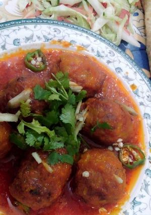A picture of Gola kabab in tomato gravy.