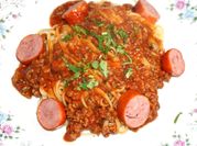 Una foto de tallarines con salsa de tomate
