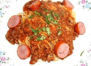 Una foto de Tallarines con salsa de carne y chorizo