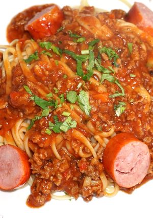 Una foto de Tallarines con salsa de carne y chorizo