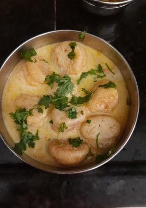 बेसन की कढ़ी (Besan ki kadhi recipe in Hindi) रेसिपी मुख्य फोटो