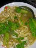 Mie pipih kuah selada