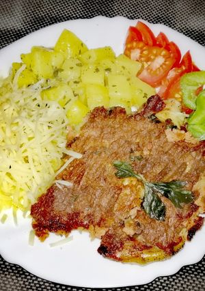 Májas bundába bújtatott csirkeszárny, fokhagymás, petrezselymes párolt burgonyával recept fotója