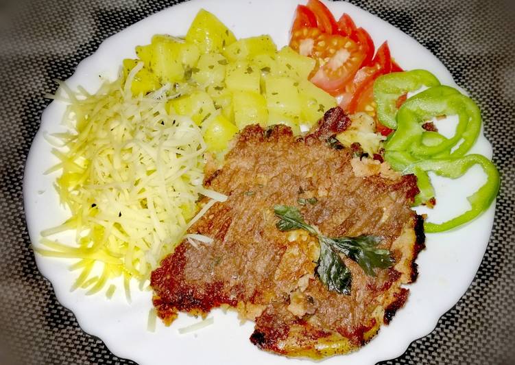 Májas bundába bújtatott csirkeszárny, fokhagymás, petrezselymes párolt burgonyával