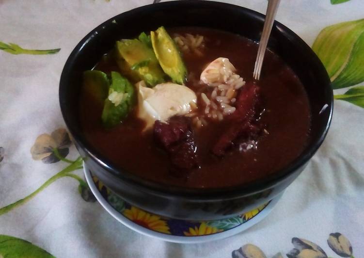 Sopa de frijoles con costilla de cerdo