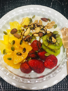 Una foto de Ensalada de frutas con avena y frutos secos variados !!!