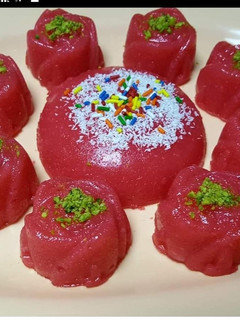 صورة لوصفة حلاوة السميد مع جيلي الفراولة 🍓