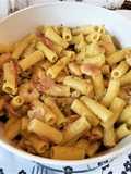 Pasta con camarones, arvejas y panceta