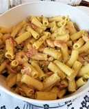 Pasta con camarones, arvejas y panceta