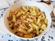 Una foto de pasta penne con camarones