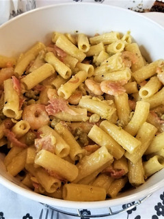 Una foto de Pasta con camarones, arvejas y panceta