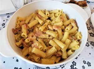 Una foto de Pasta con camarones, arvejas y panceta