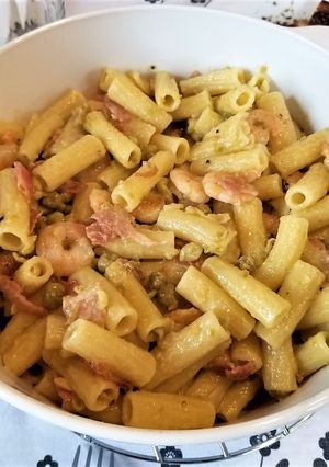 Una foto de Pasta con camarones, arvejas y panceta