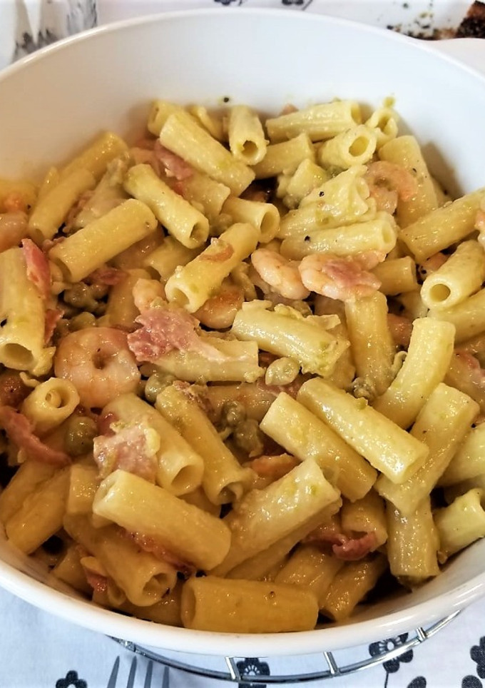 Una foto de Pasta con camarones, arvejas y panceta