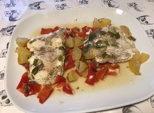 Une photo de Filets de loup de mer au poivron rouge,citron confit et herbes aromatiques
