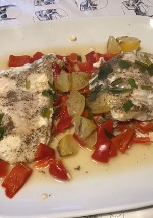 Une photo de Filets de loup de mer au poivron rouge,citron confit et herbes aromatiques