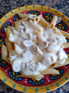 Una foto de Pasta con salsa blanca y champiñones🍄