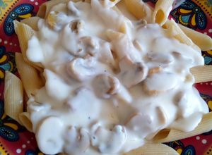 Una foto de Pasta con salsa blanca y champiñones🍄