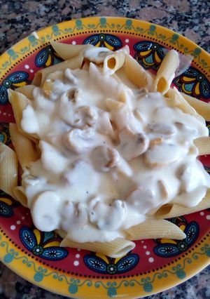 Una foto de Pasta con salsa blanca y champiñones🍄