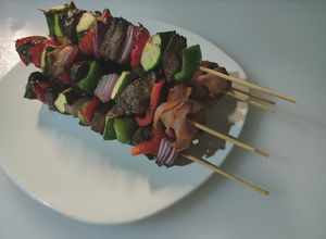 Una foto de Brochetas de res
