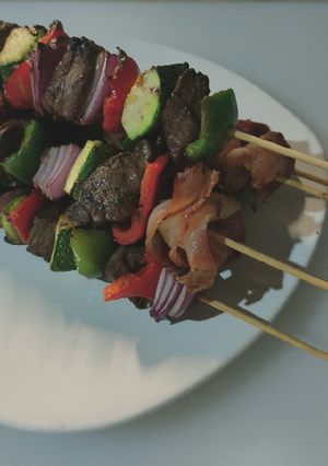 Una foto de Brochetas de res