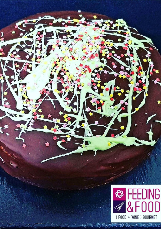 Una foto de Bizcocho de naranja cubierto de chocolate