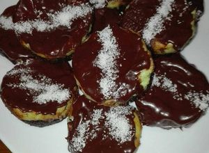 Foto principal de Pastelitos de galletas Oreo rellenos de queso con toque de menta y ganache de chocolate
