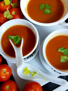 A picture of टमाटर धनिये का शोरबा (tamatar dhaniya ka shorba recipe in Hindi).