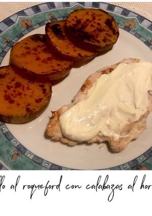 Una foto de Pollo al roquefort con calabazas al horno 🍗