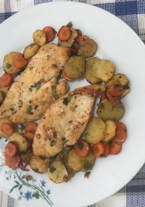 Foto de Filé de frango dourado com legumes