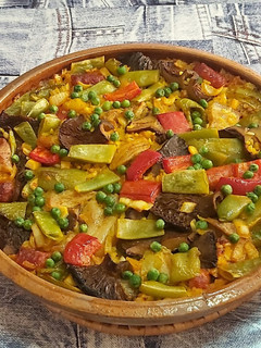Una foto de Arroz con ibéricos y verdura al horno