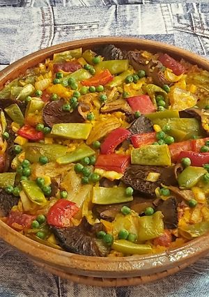 Una foto de Arroz con ibéricos y verdura al horno
