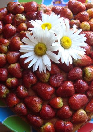 Una foto de Torta de fresas rellena con mermelada de fresas