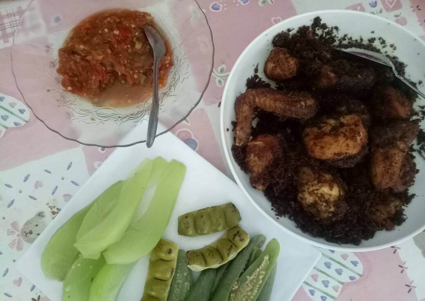 Ayam bumbu kelapa plus sambal mercon.