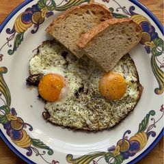 A picture of Feta-Fried Za’atar Eggs.