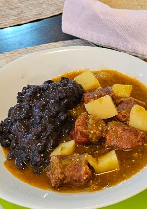 Una foto de Longaniza con papas en salsa
