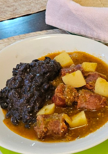 Una foto de Longaniza con papas en salsa