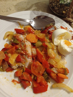 Una foto de Merluza al horno con verduras
