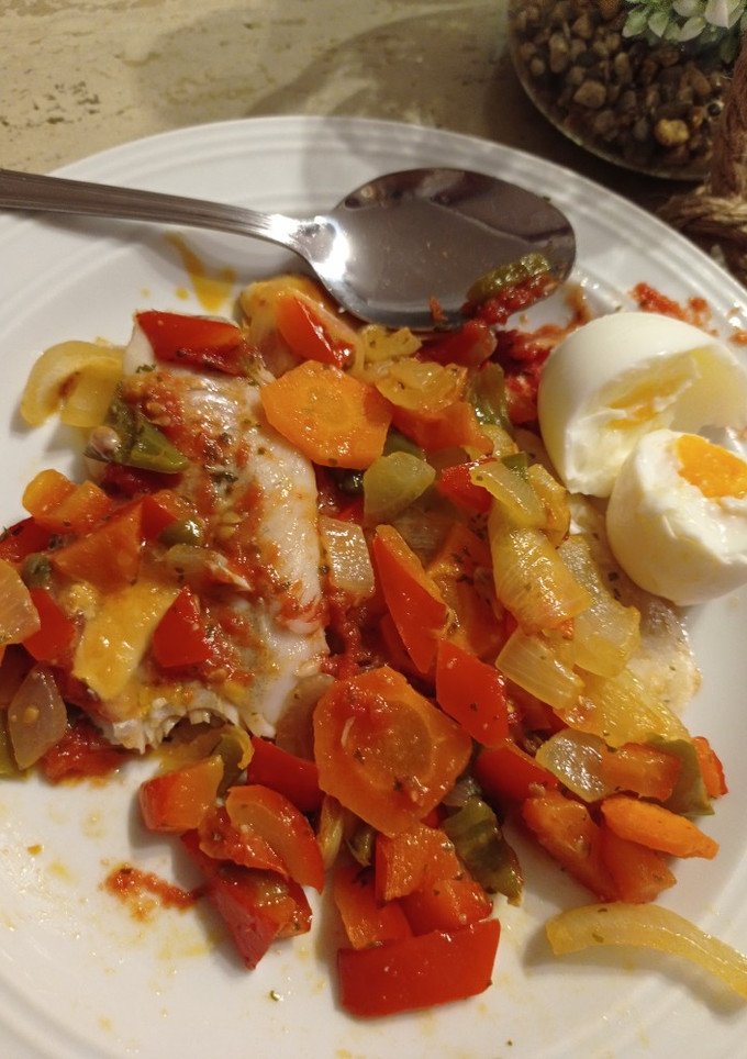 Una foto de Merluza al horno con verduras