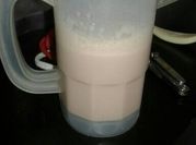Una foto de malteada fresa y chocolate